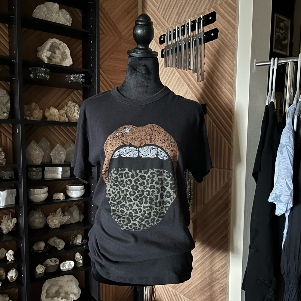 Great Condition Black Short Sleeve Tee with Red Lips and Cheetah Print Tongue